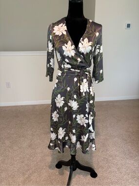 D&M Floral Wrap Dress Gray Ivory Green
Size XS Fits S European Style